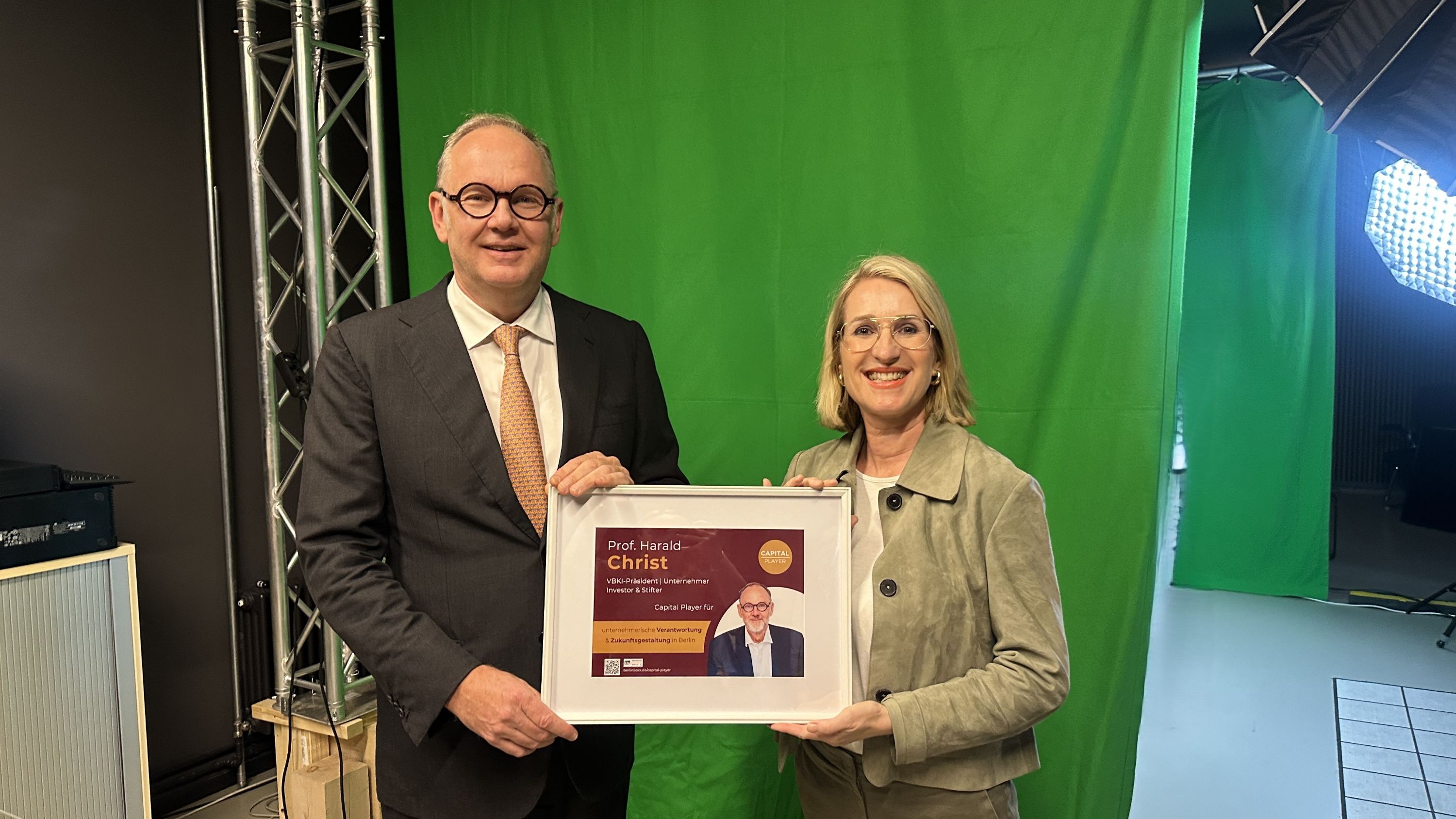 Dr. Angela Wiechula, Herausgeberin der BERLINboxx, zeichnet Harald Christ vor der Aufzeichnung von CAPITAL PLAYER als Capital Player aus | BERLINboxx